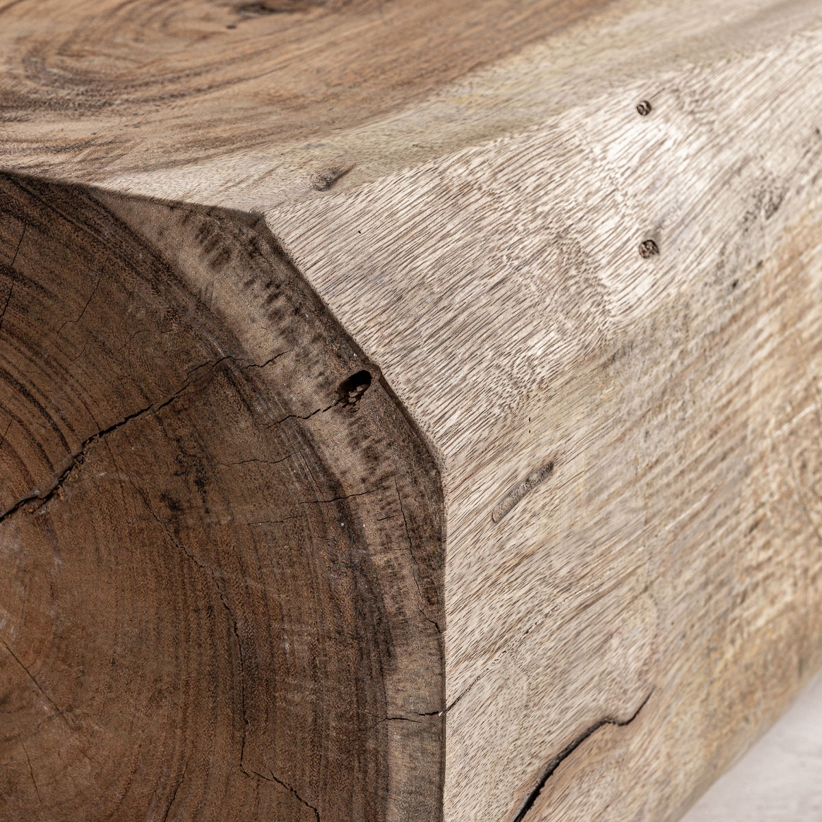 Detalle de anillos en superficie de banco recto de madera suar natural