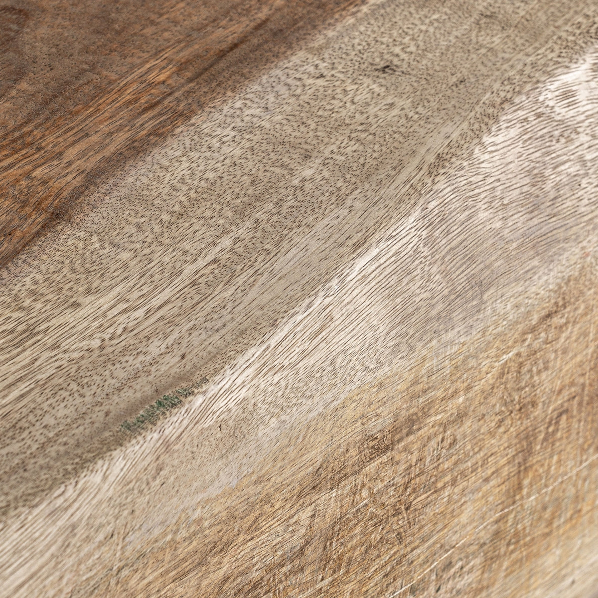 Textura orgánica con vetas marcadas en banco de madera natural estilo wabi-sabi