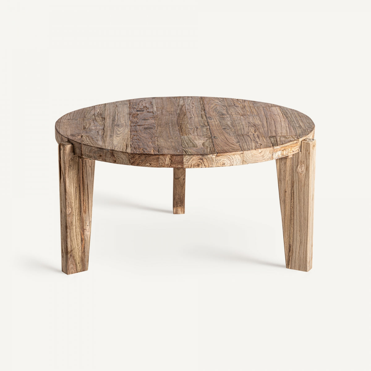 Mesa redonda en perspectiva, estructura de madera rústica y vetas visibles
