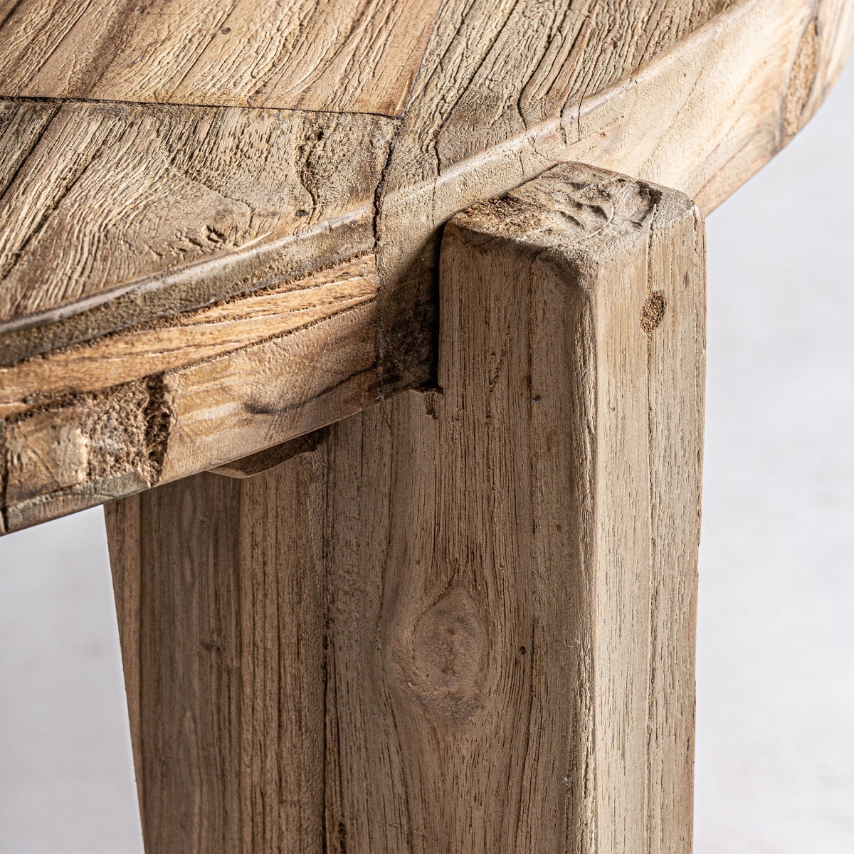 Detalle de la estructura de madera con acabado natural y texturas marcadas