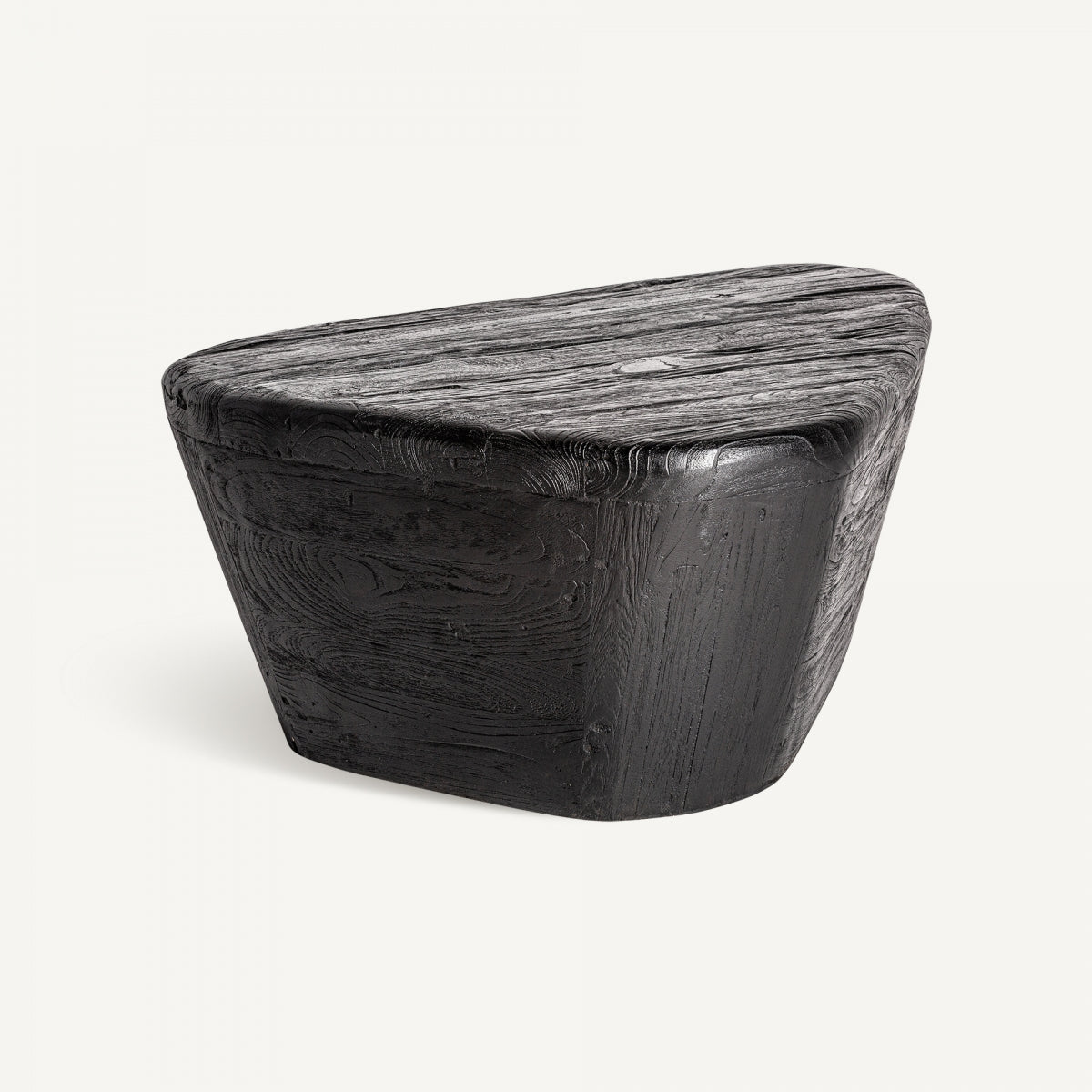 Mesa negra en perspectiva con forma triangular irregular y estilo escultórico