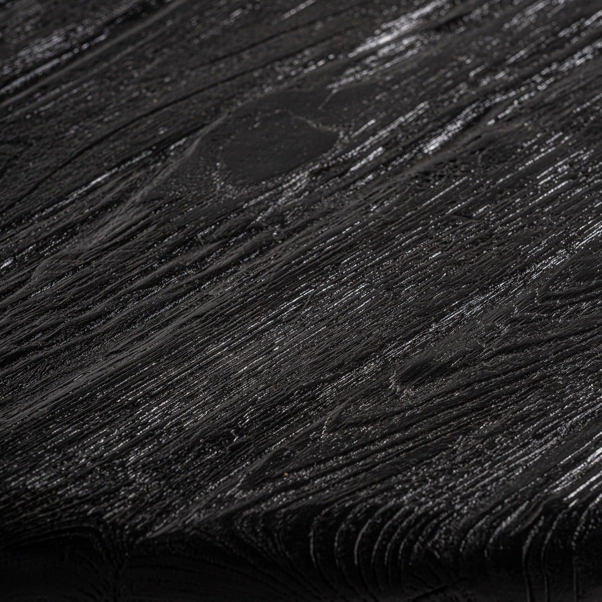 Detalle de base de madera negra, estructura maciza con acabado natural