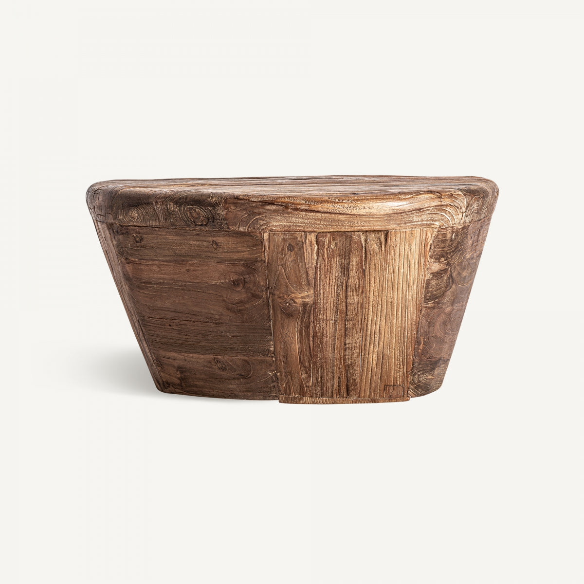 Mesa de centro circular en madera natural, diseño orgánico y acabado rústico. Estilo étnico contemporáneo.