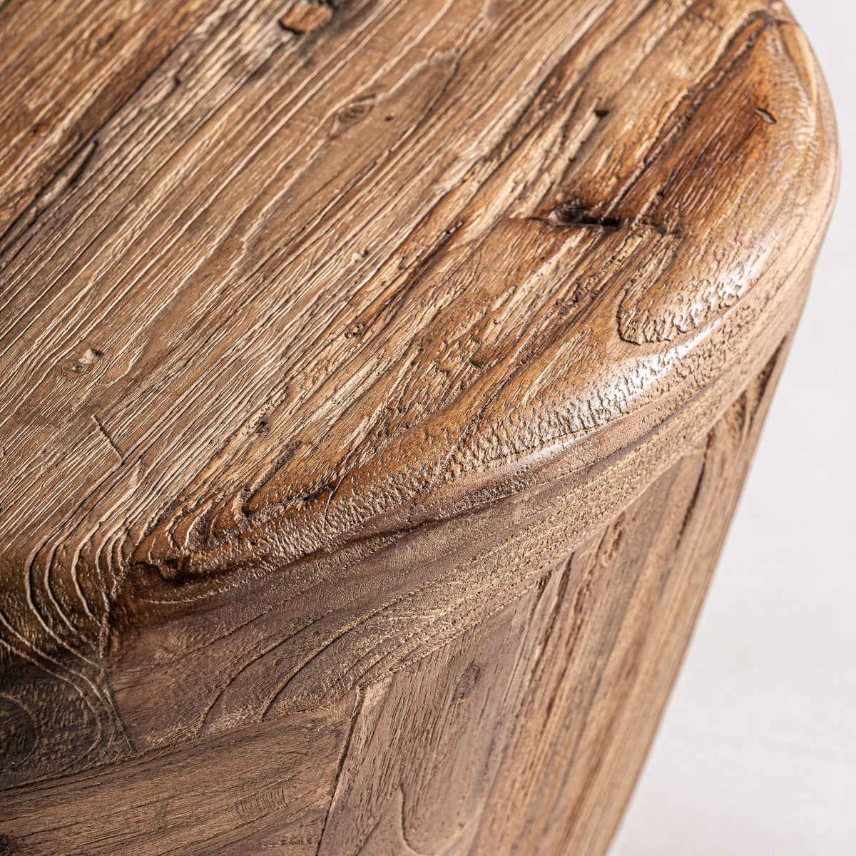 Detalle de la superficie curva con textura marcada de la madera. Artesanía natural y estilo raw.
