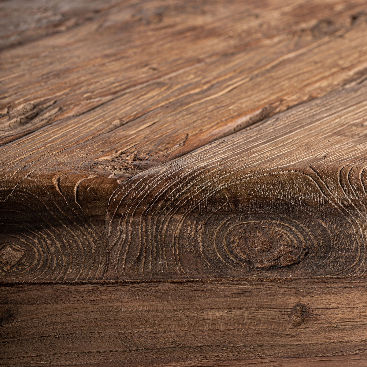 Primer plano de las vetas de la madera natural con acabado rústico. Belleza de los materiales nobles.