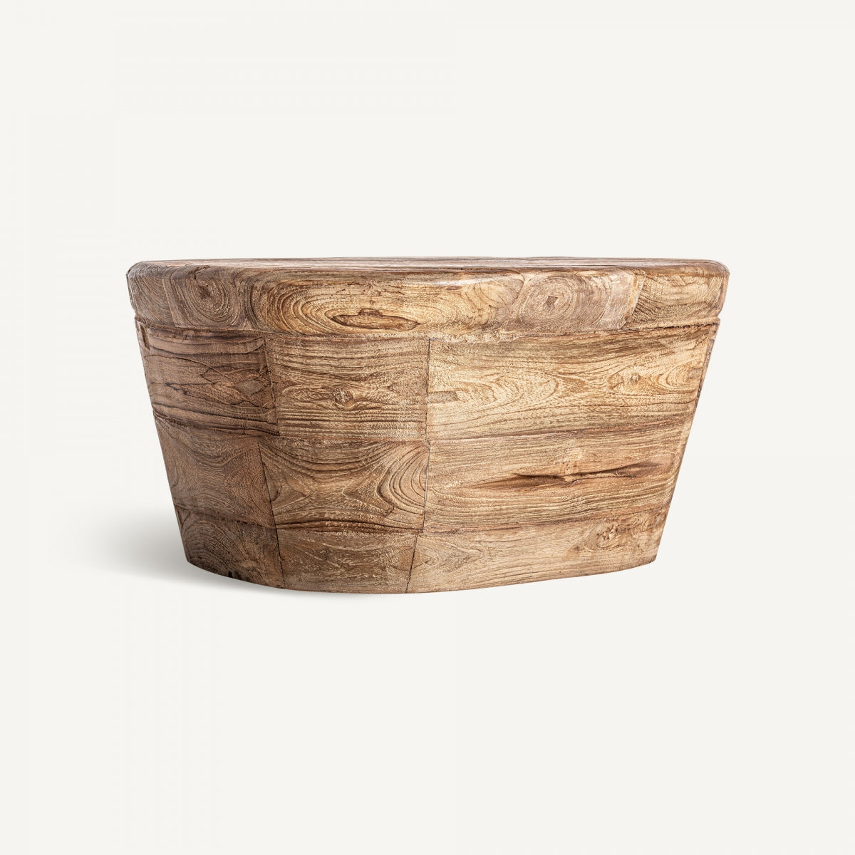 Mesa de centro ovalada en madera natural con diseño orgánico y textura visible. Estilo rústico contemporáneo.