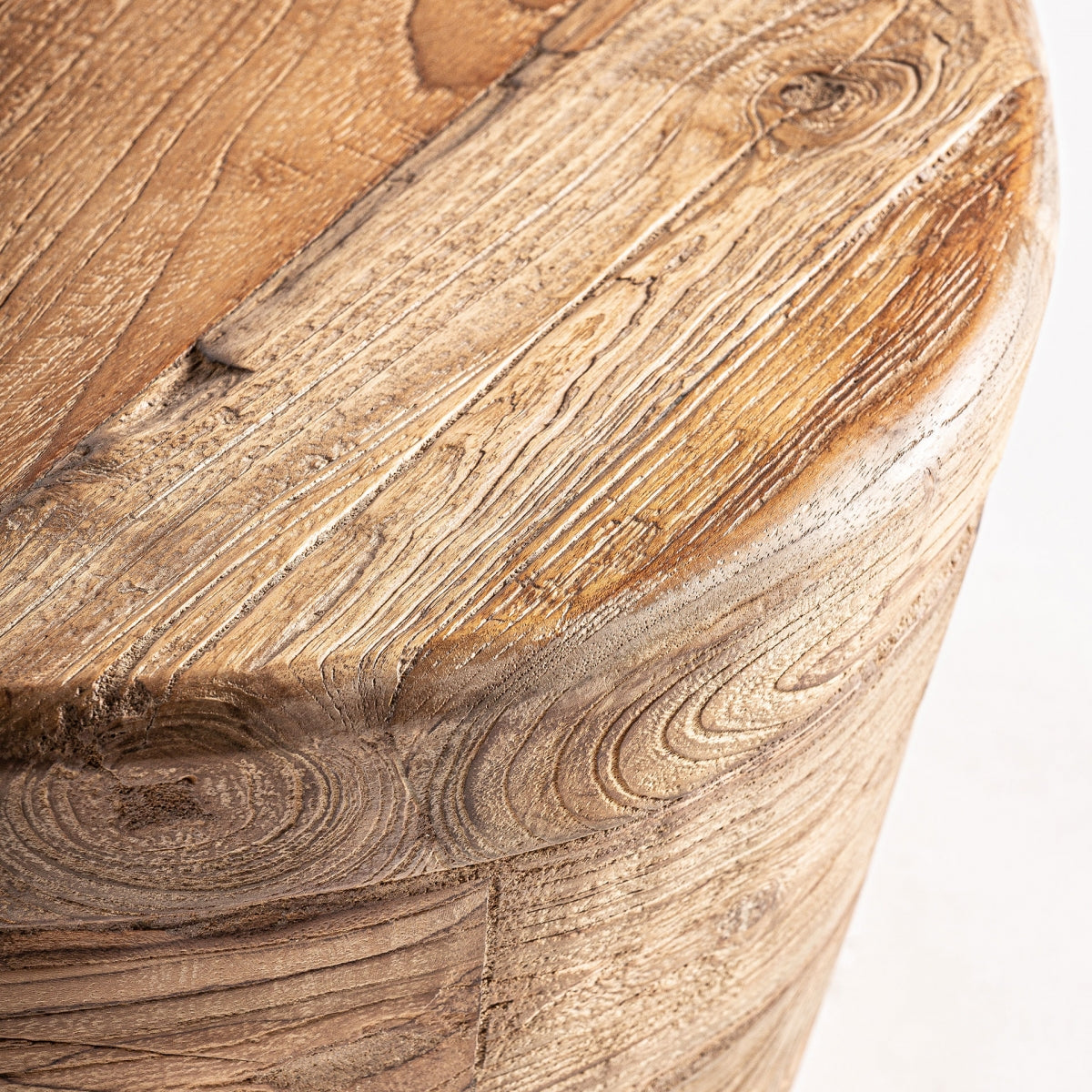 Detalle del canto redondeado y textura viva de la madera. Artesanía en estado puro.