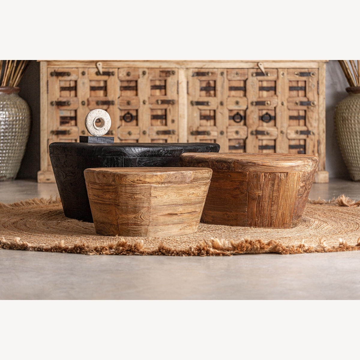 Ambiente decorativo con mesas de centro Lestans oval y circular en madera natural y negra. Estilo étnico rústico.