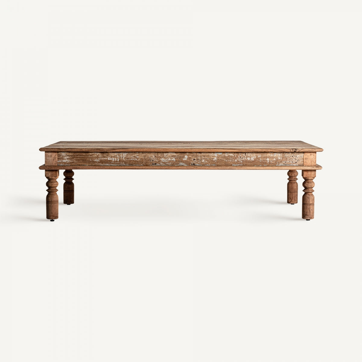 Mesa de centro de madera reciclada con vetas naturales y acabado rústico en estilo tradicional.