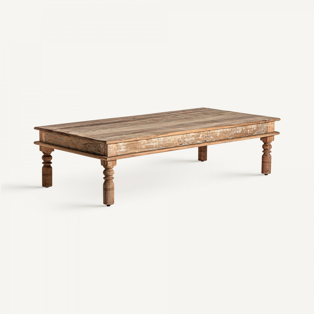 Vista lateral de mesa de centro con patas torneadas y efecto decapado envejecido.