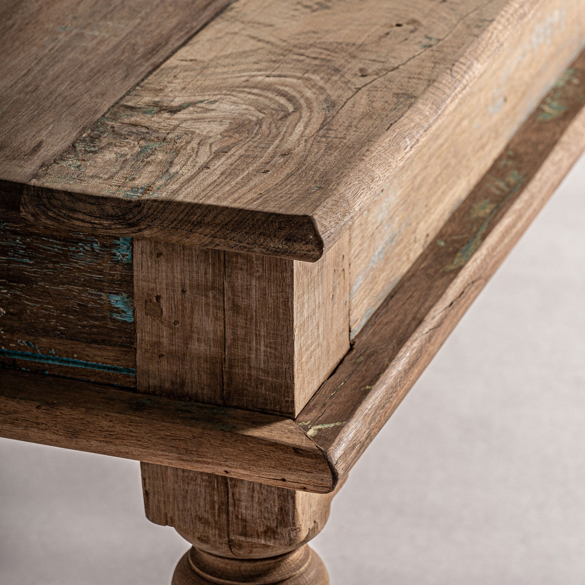 Detalle de esquina de tablero de madera rústica con textura natural y bordes envejecidos.