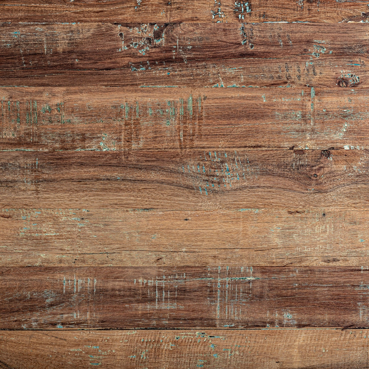 Superficie de mesa de centro con madera reciclada y acabado vintage en estilo rústico.