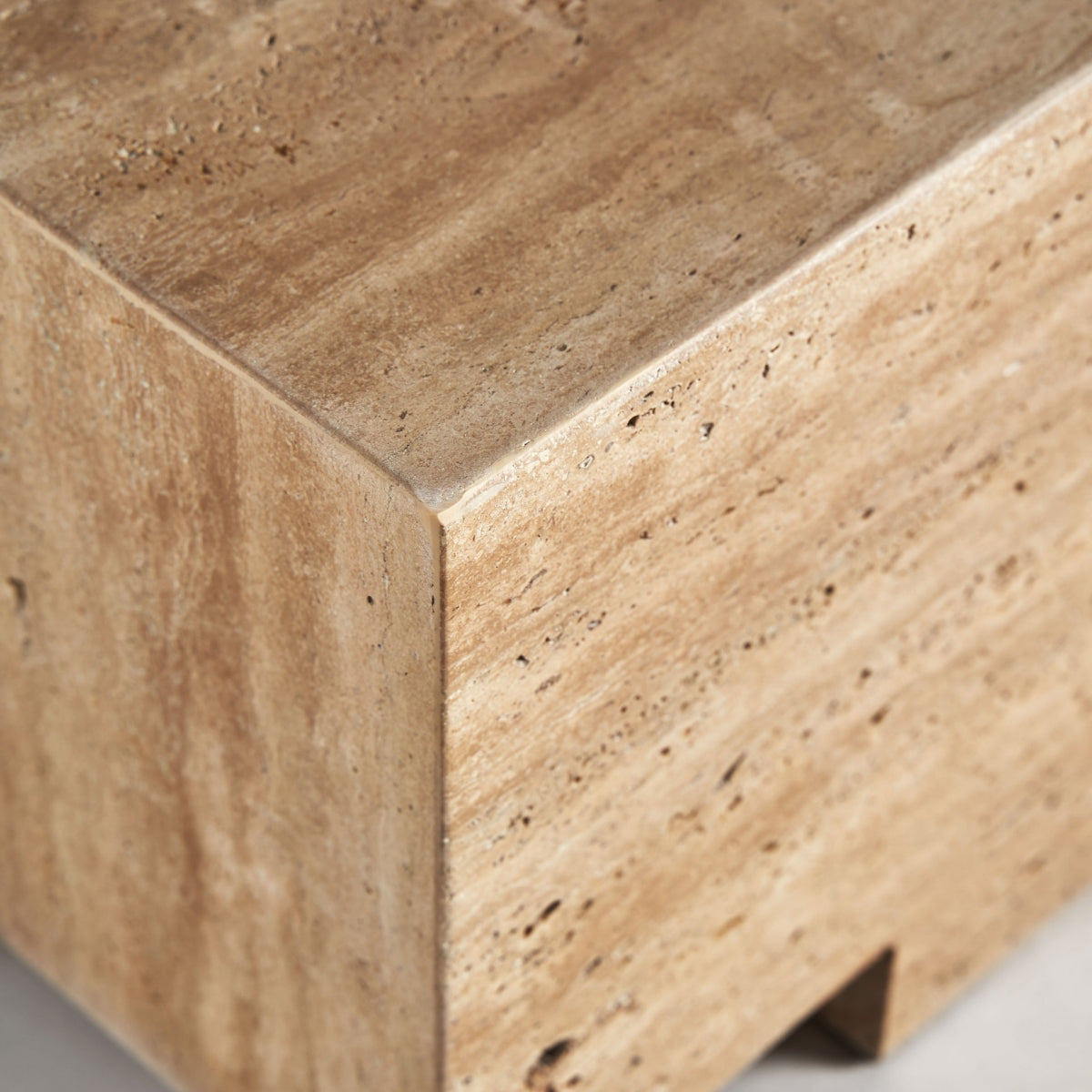 Detalle de esquina de la mesa de centro NORDDAL mostrando textura del travertino – acabado natural y sofisticado boutique interiorismo Vical