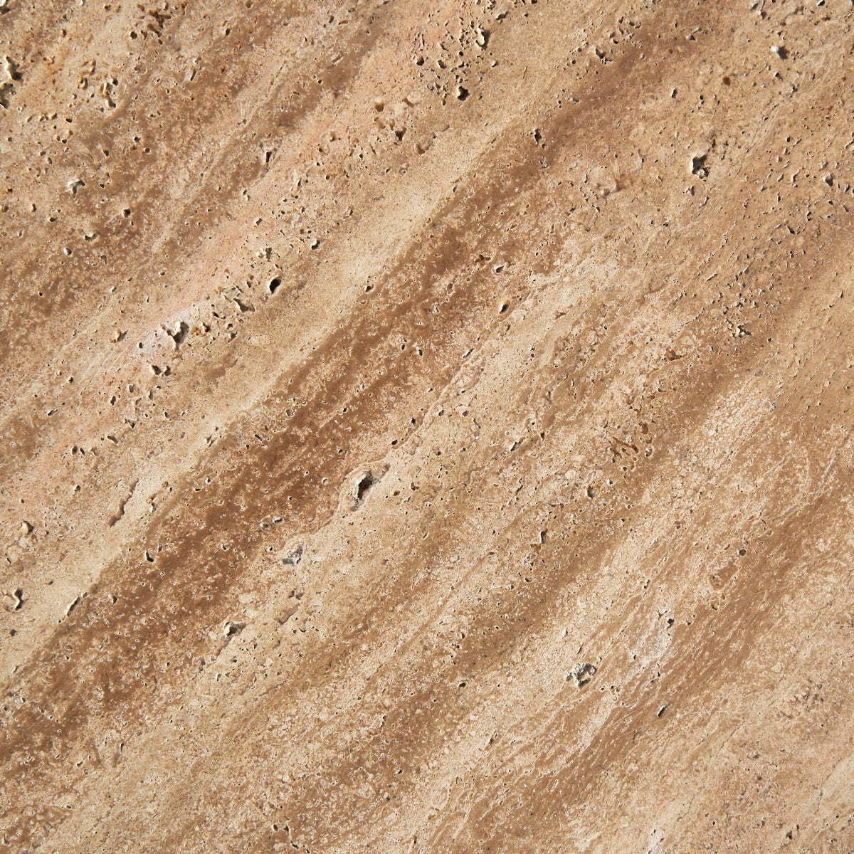 Detalle del sobre de la mesa NORDDAL en piedra travertino – vetas orgánicas en tonos beige boutique interiorismo Vical