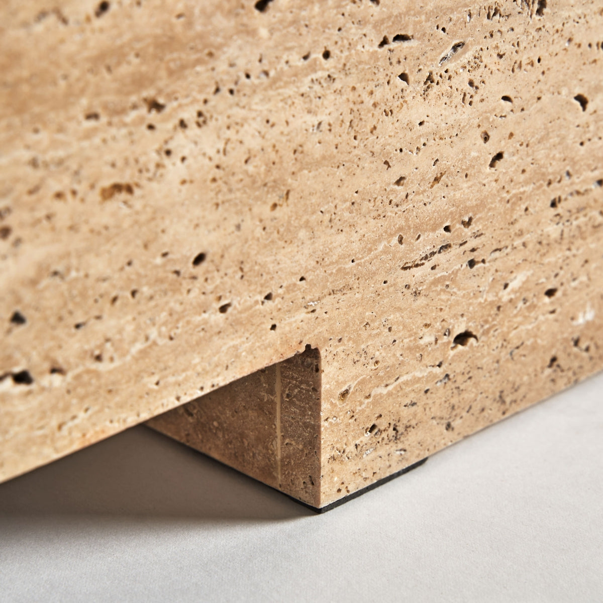 Acabado inferior de la base de la mesa NORDDAL – diseño macizo con hueco rectangular boutique interiorismo Vical