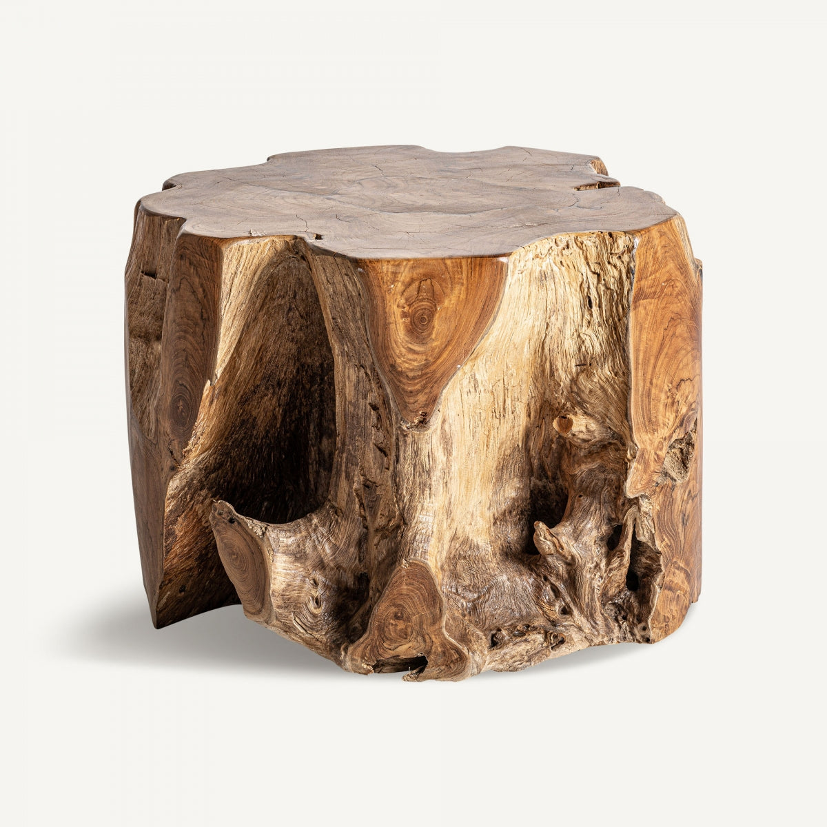 Vista lateral de mesa tronco con vetas y cavidades naturales, pieza de acento artesanal – boutique interiorismo VICAL