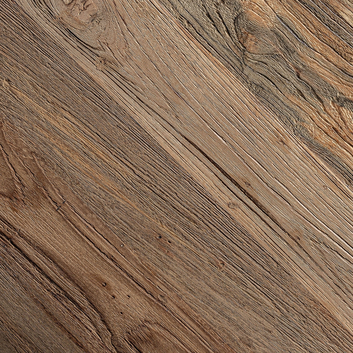 Detalle en primer plano del sobre de madera de la mesa CORBA, textura rugosa y vetas naturales marcadas