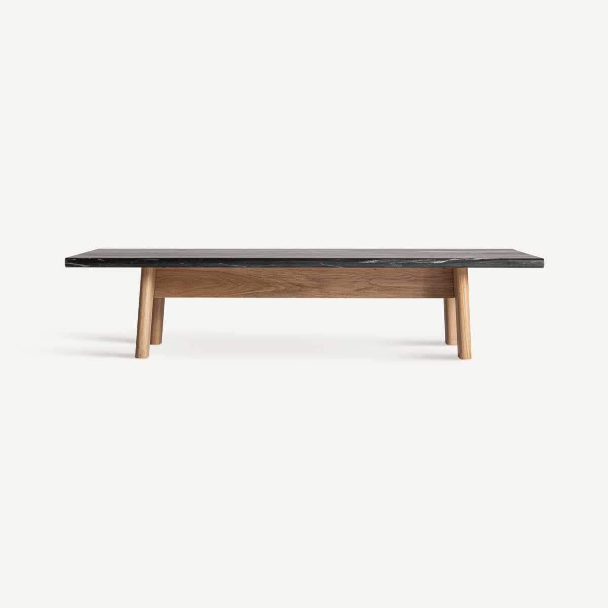 Vista frontal de la mesa de centro rectangular Nara con sobre de piedra negra y patas de madera natural, estilo moderno