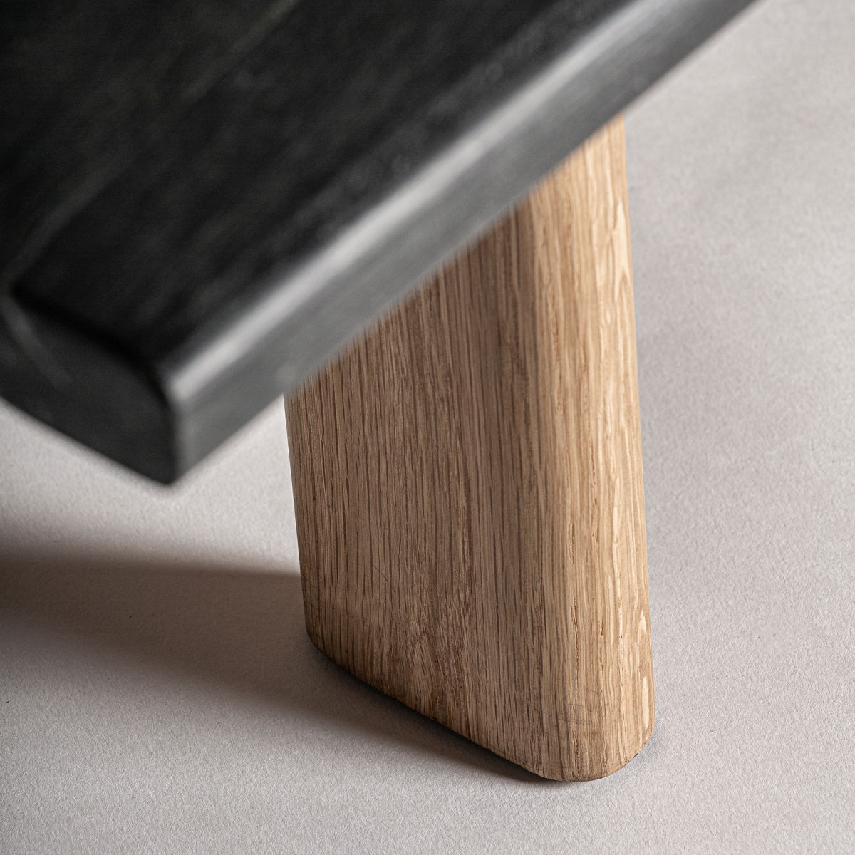 Pata de madera maciza redondeada con acabado natural, base de la mesa Nara