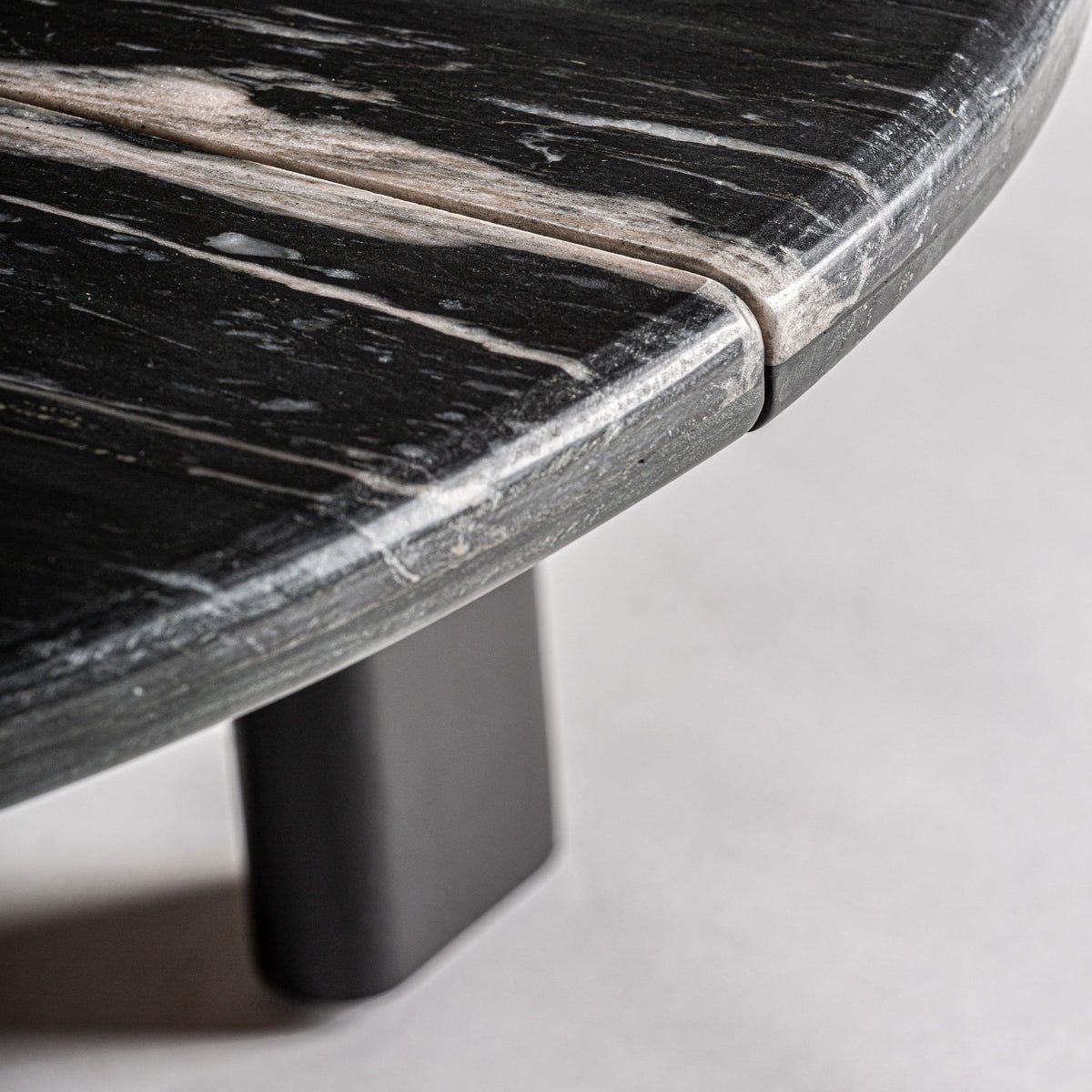 Detalle de la superficie circular con vetas naturales y elegante acabado en mármol oscuro - boutique_interiorismo-vical