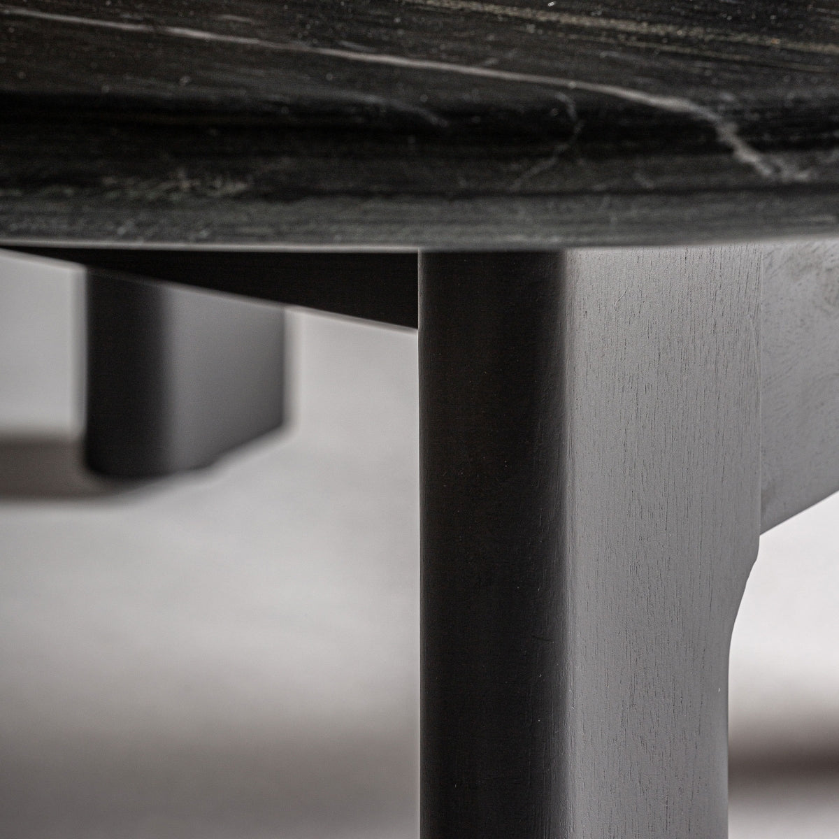 Acabado curvo de pata gruesa en madera negra, diseño de la mesa Nara circular - boutique_interiorismo-vical