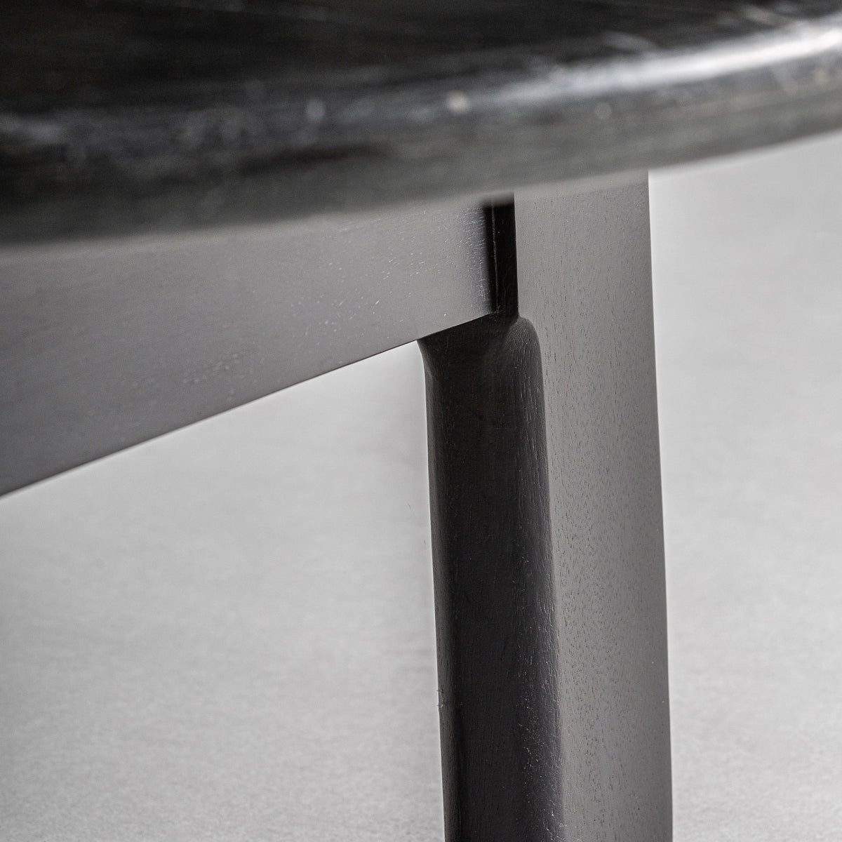 Detalle estructural entre tablero y base de madera maciza en la mesa Nara circular - boutique_interiorismo-vical
