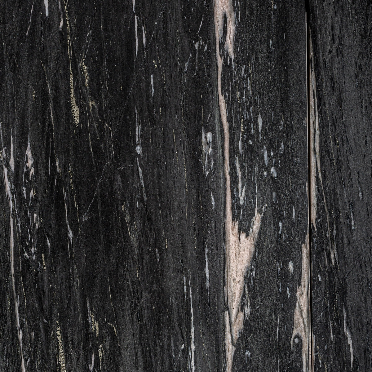 Plano cercano del mármol negro veteado de la mesa Nara, estilo sofisticado - boutique_interiorismo-vical
