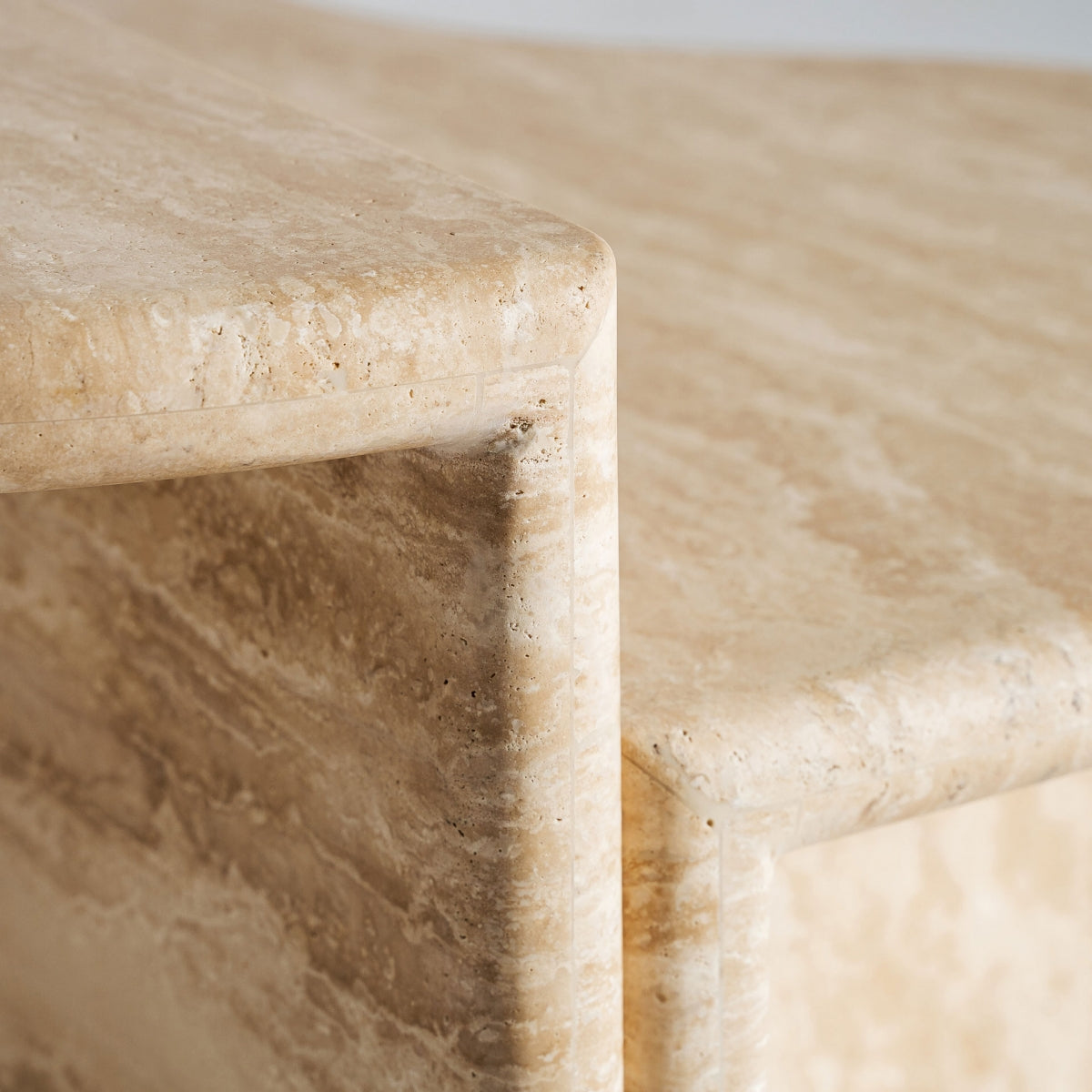 Detalle del canto redondeado de la mesa centro Thiennes en travertino natural beige - boutique_interiorismo-vical