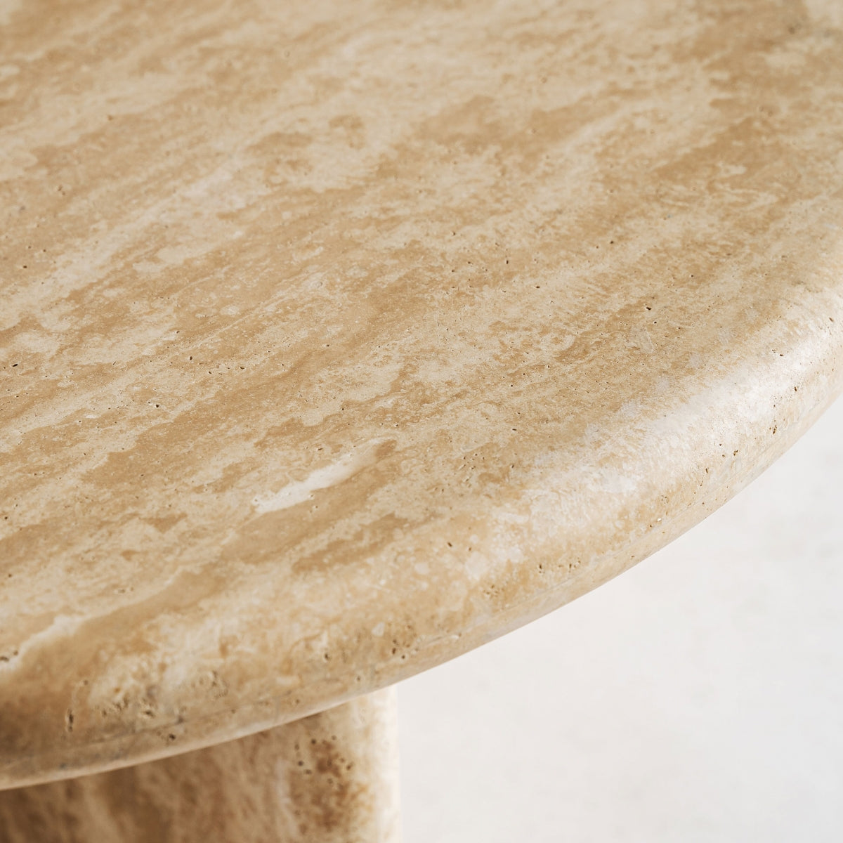Detalle del sobre asimétrico de la mesa centro Thiennes con vetas de travertino visibles - boutique_interiorismo-vical