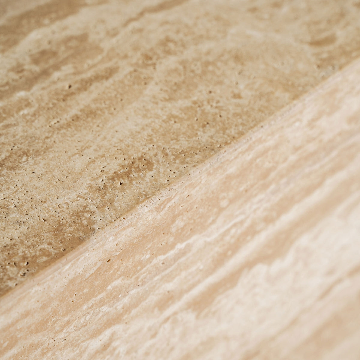 Textura del travertino natural en la base de la mesa centro Thiennes estilo escultórico - boutique_interiorismo-vical