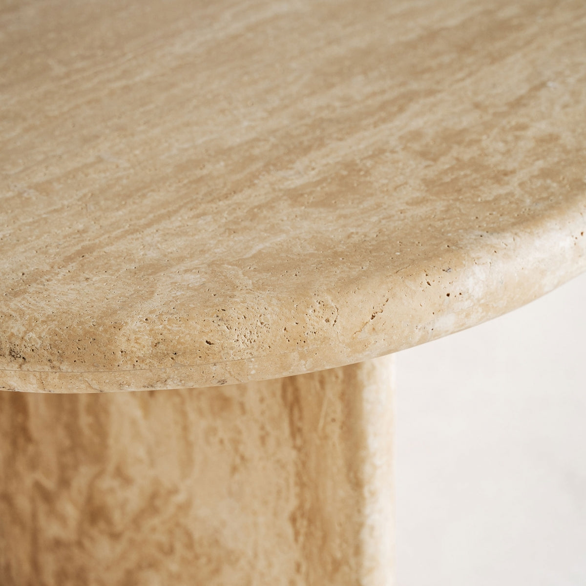 Detalle curvo del sobre de la mesa centro Thiennes con acabado suave y natural - boutique_interiorismo-vical