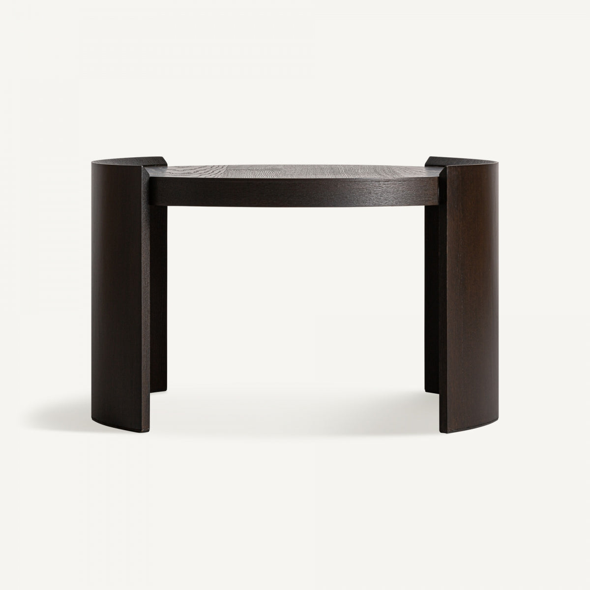 Mesa de centro circular de madera oscura con estructura curva y diseño minimalista, perfecta para espacios contemporáneos.