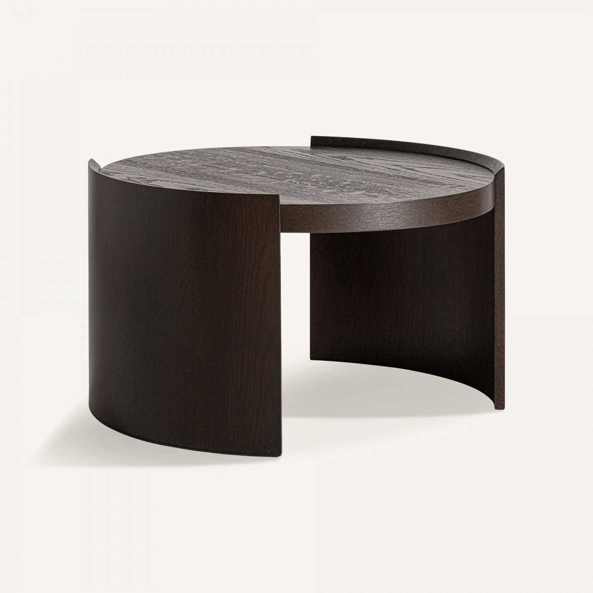 Mesa baja de diseño moderno y estructura semicircular en madera tintada negra, ideal para interiores elegantes.