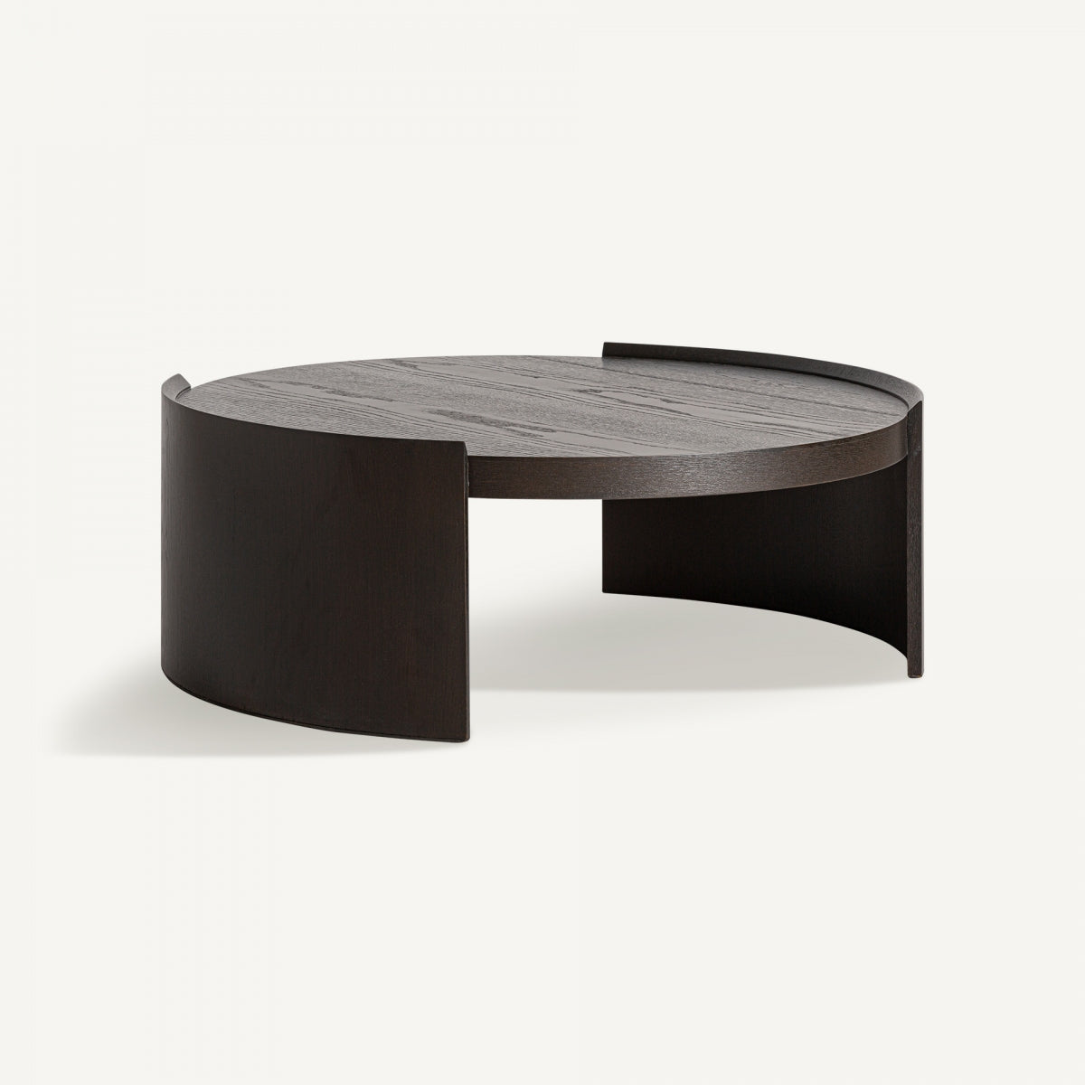 Vista lateral de la mesa de centro Neuvic con tablero circular de madera y patas curvas – estilo moderno minimalista boutique interiorismo Vical