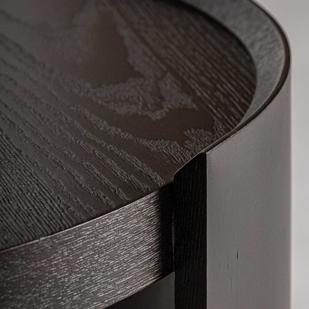 Detalle del acabado en madera oscura de la mesa Neuvic – diseño texturizado elegante boutique interiorismo Vical