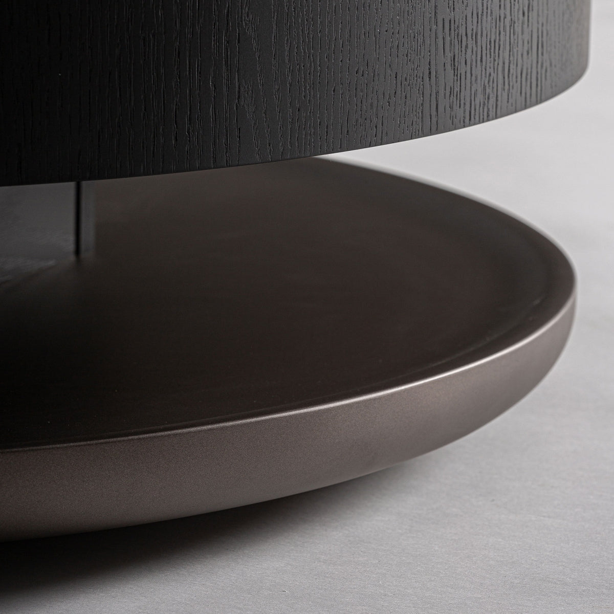 Mesa de centro con detalle base metalica ondulada dorada de estilo moderno y acabado boutique.