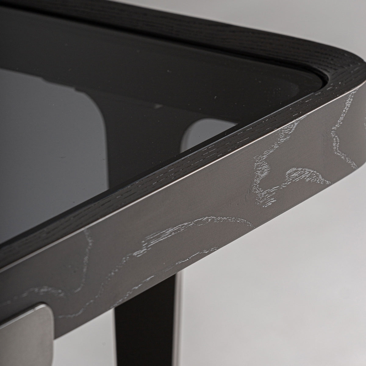 Mesa de centro con detalle base metalica oro brillante de estilo moderno y acabado boutique.