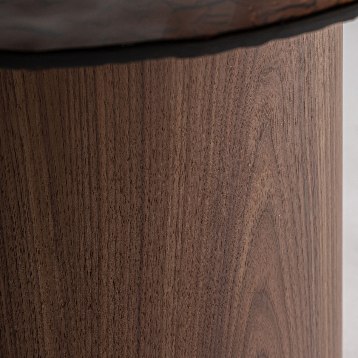 Detalle de la base cilíndrica en chapa de nogal natural | veta vertical refinada | boutique_interiorismo-vical