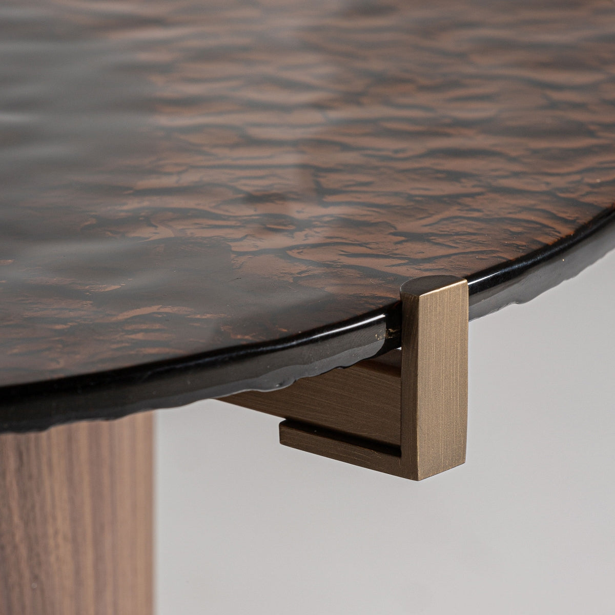 Detalle de anclaje metálico dorado y sobre de vidrio trabajado | diseño escultural y sofisticado | boutique_interiorismo-vical