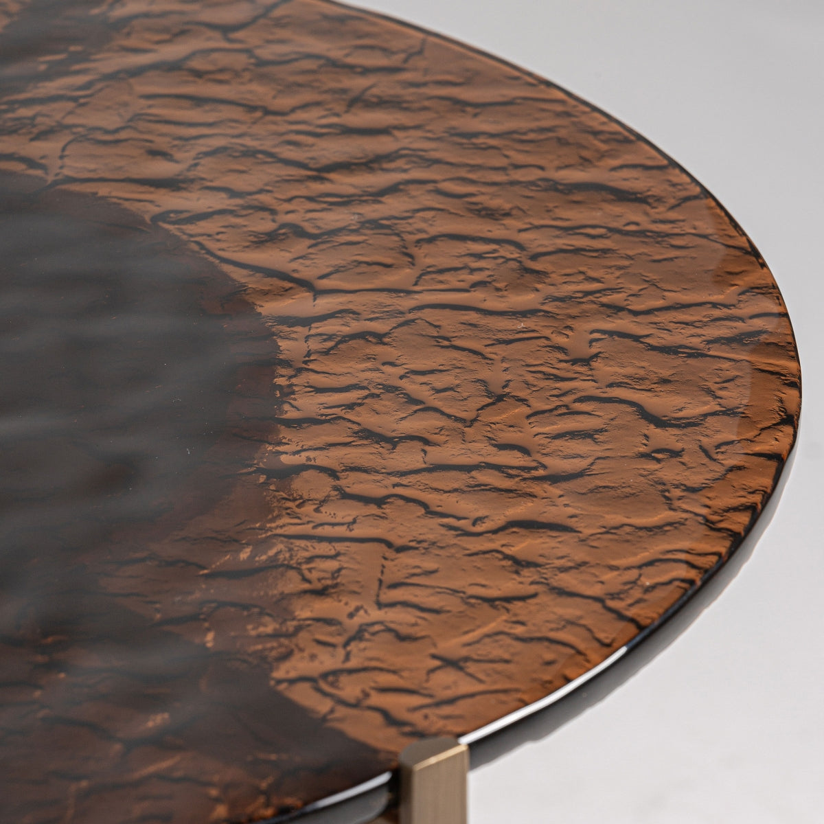 Vista superior del sobre de cristal texturizado en tono ámbar oscuro | efecto agua en movimiento | boutique_interiorismo-vical