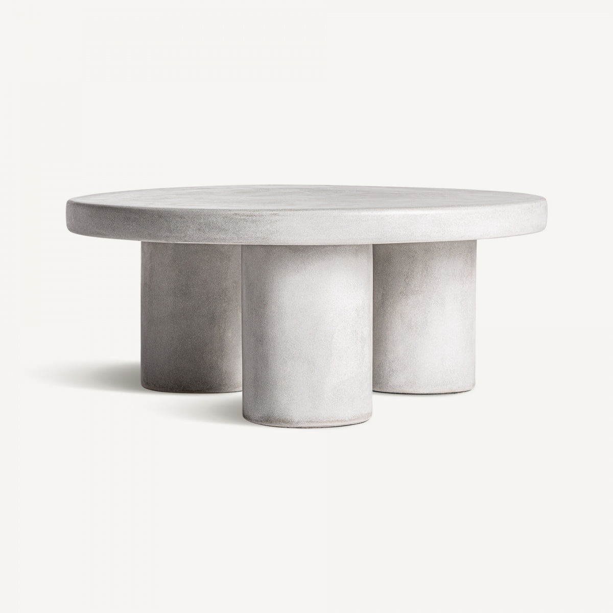 Vista frontal de la mesa de centro CLES3 en hormigón blanco con tres patas cilíndricas, diseño minimalista y robusto