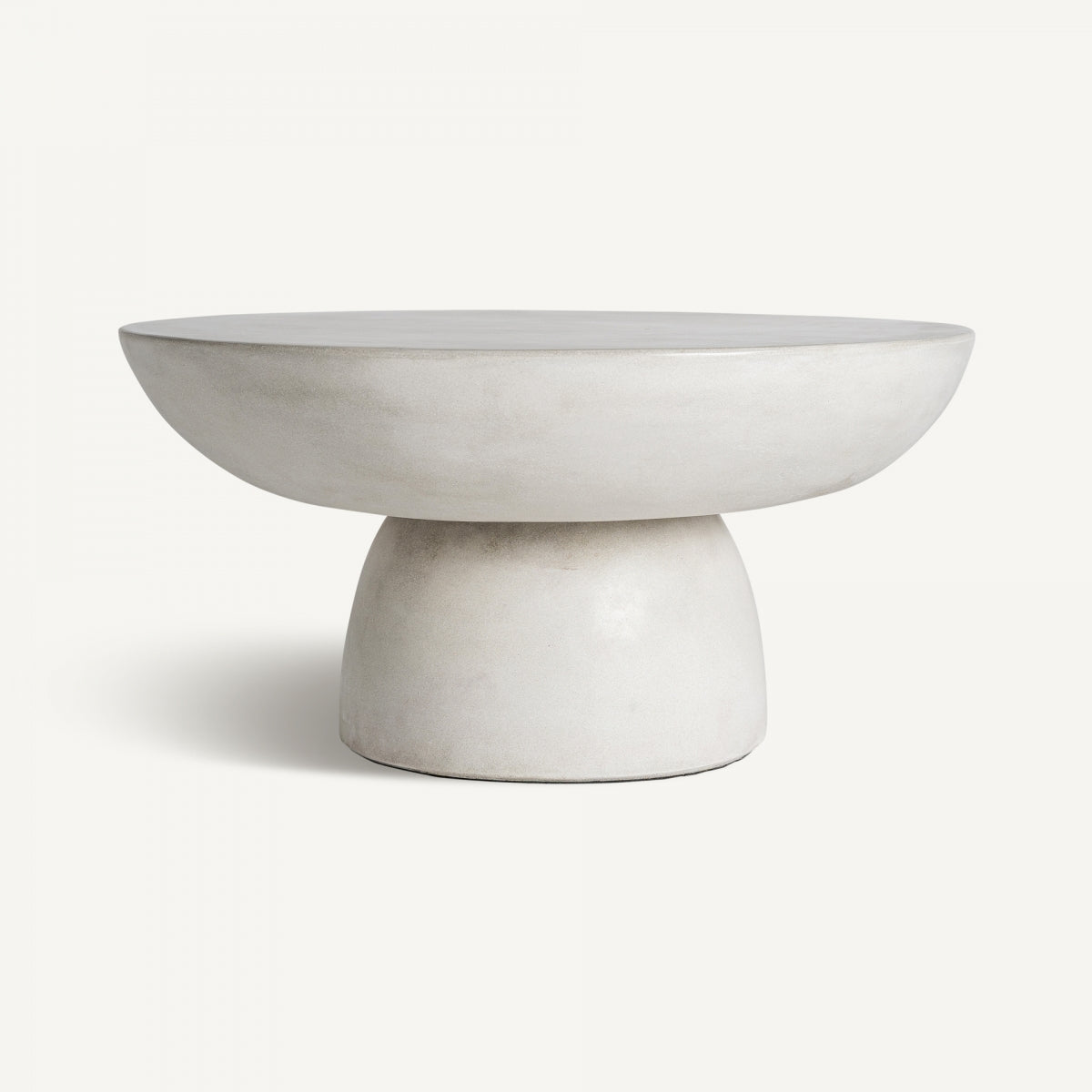 Vista lateral de la mesa de centro CLESB en gres blanco, con diseño escultórico de base cónica y sobre redondeado