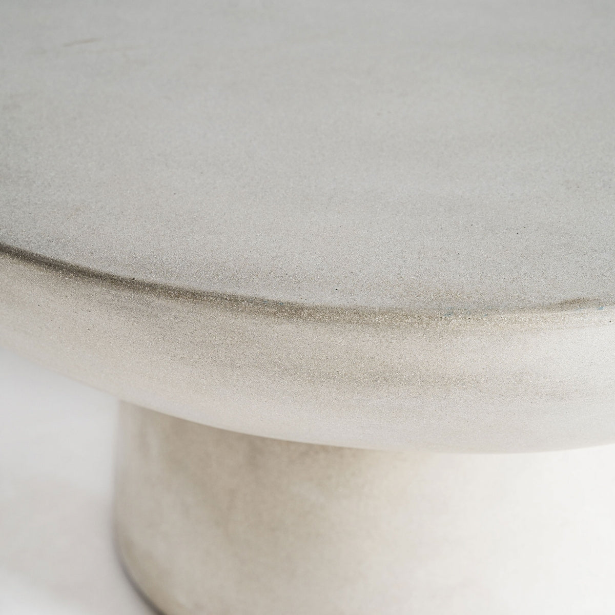 Detalle del sobre curvo de la mesa de centro CLESB, acabado mate en gres blanco con textura sutil