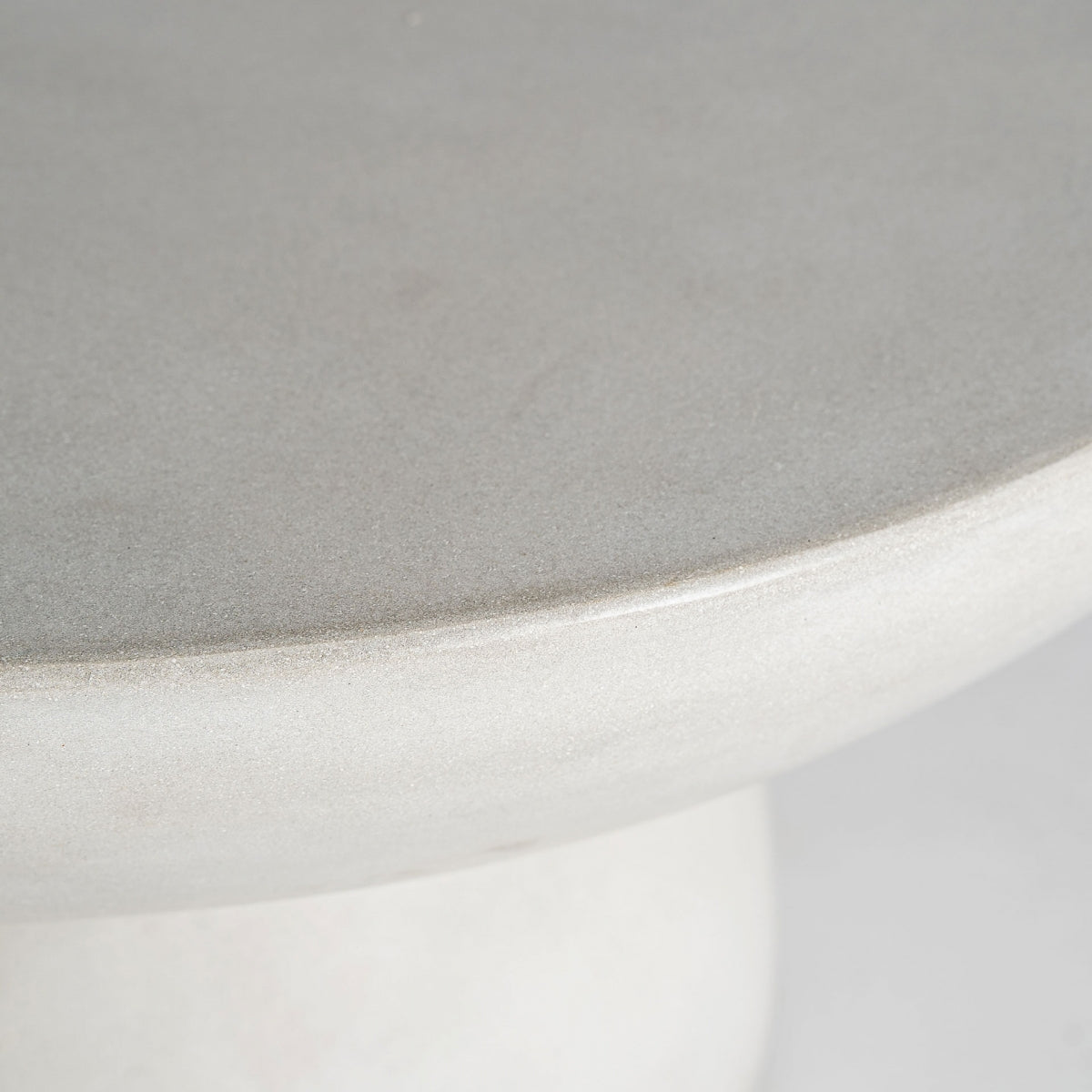 Acabado suave y homogéneo en el borde de la mesa CLESB, perfecta para salones de estilo minimalista o wabi-sabi