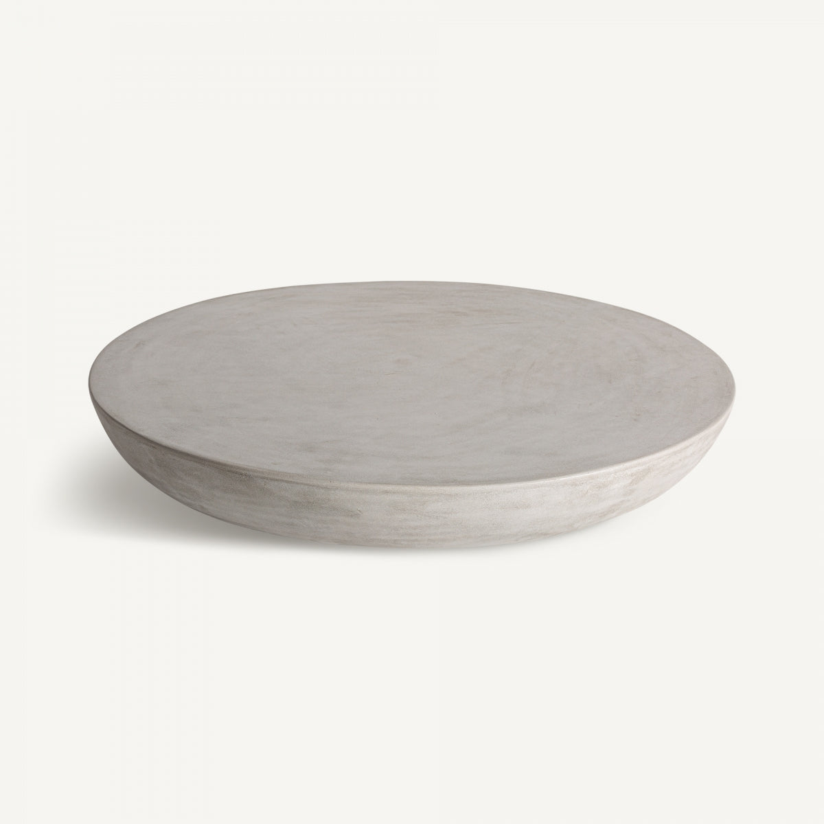 Perspectiva superior de la mesa CLESS con acabado mate, perfecta para espacios de estética wabi-sabi