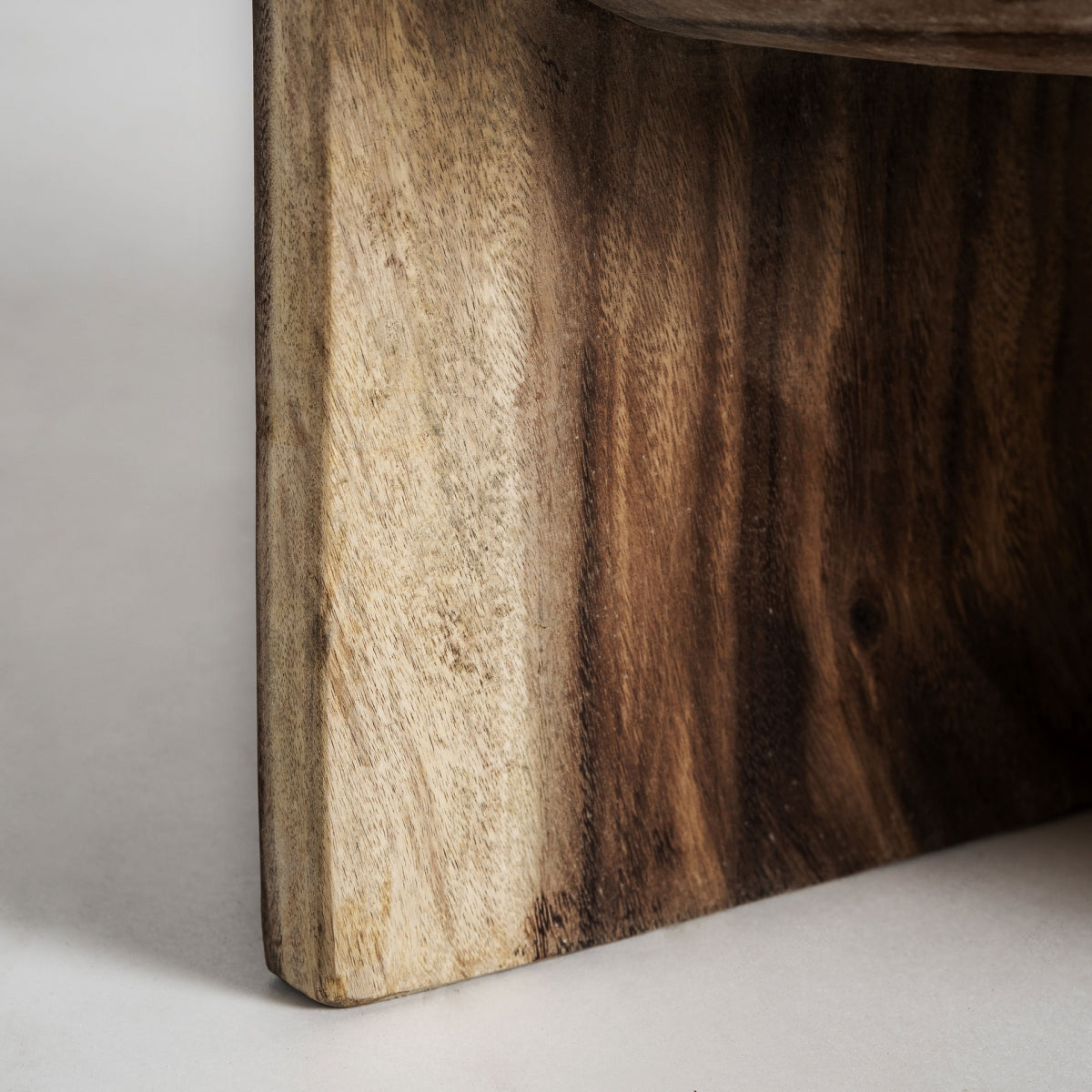 Detalle de la base cruzada en madera maciza veteada | carácter artesanal | boutique_interiorismo-vical