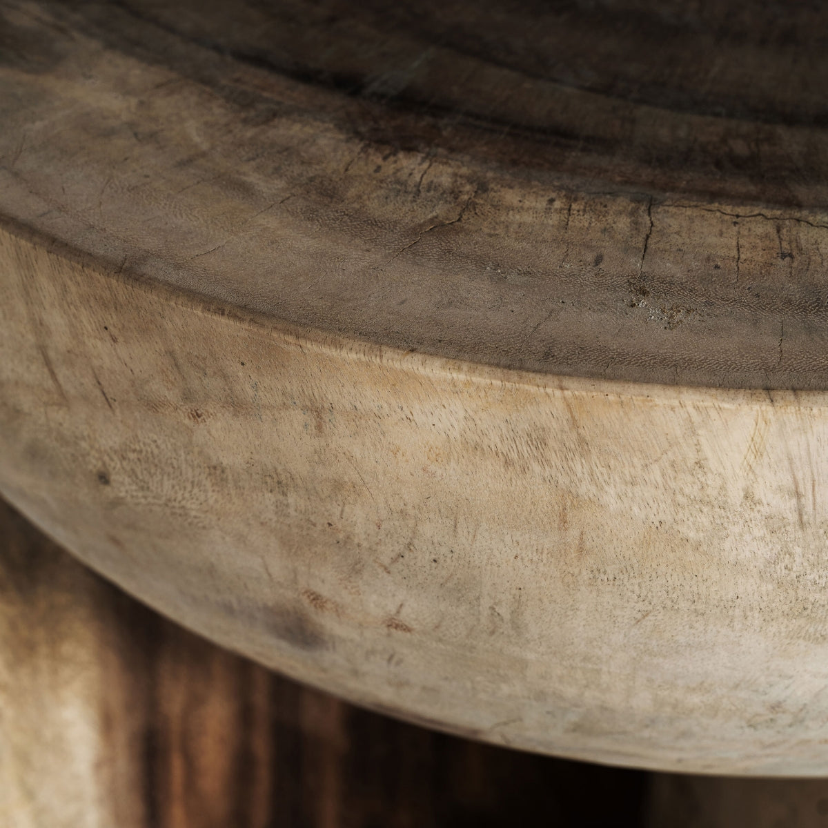 Detalle de la curva tallada en madera natural | mesa escultural y orgánica | boutique_interiorismo-vical