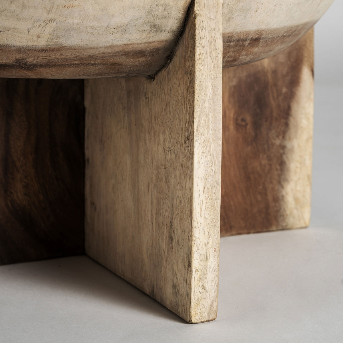 Detalle de ensamblaje de la base en cruz | estructura sólida de madera natural | boutique_interiorismo-vical