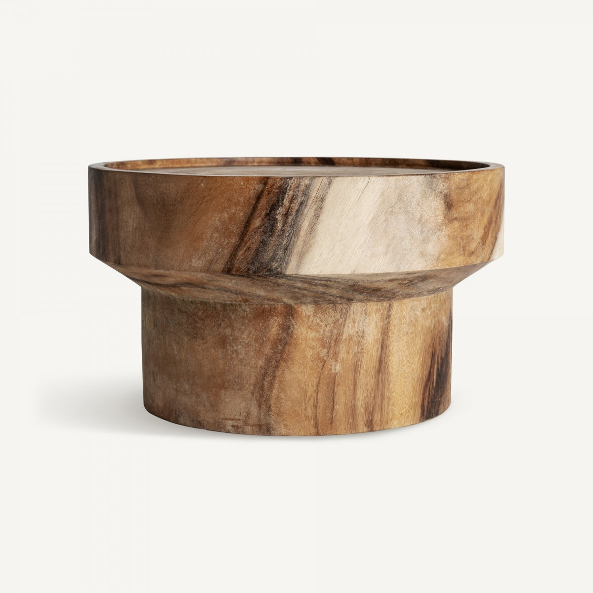 Mesa auxiliar de madera de mango con diseño escultórico y acabado natural, estilo rústico moderno.
