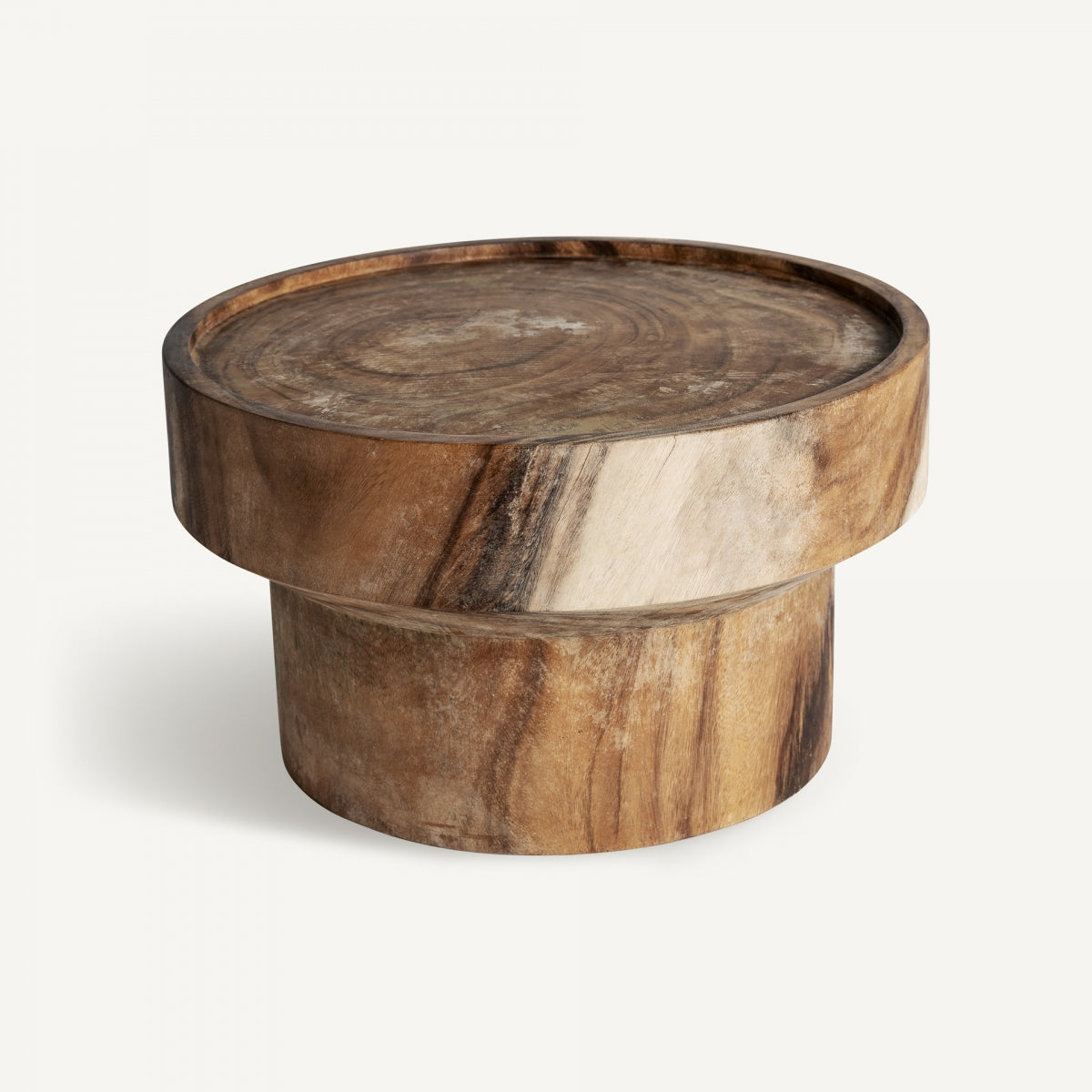 Mesa circular en madera maciza con forma geométrica y detalle de torno decorativo, ideal para salones sofisticados.